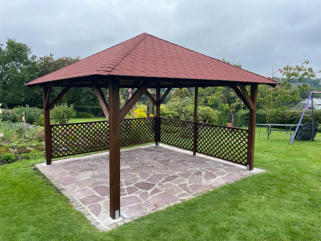 Vorbereitung der Basis für eine Gartenlaube oder ein Gartenhaus